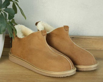 Pantuflas hechas a mano de PIEL DE OVEJA NATURAL. Pantuflas de auténtica piel de oveja: un regalo de Navidad único.