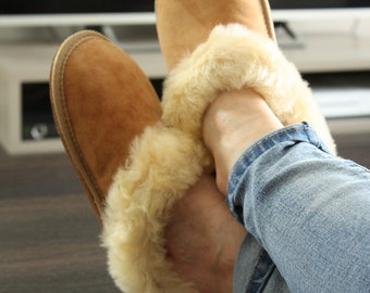 Pantuflas hechas a mano de PIEL DE OVEJA NATURAL. Pantuflas de auténtica piel de oveja: un regalo de Navidad único.