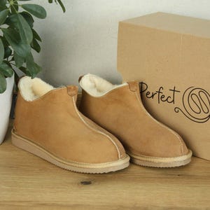 Pantuflas hechas a mano de PIEL DE OVEJA NATURAL. Pantuflas de auténtica piel de oveja: un regalo de Navidad único.