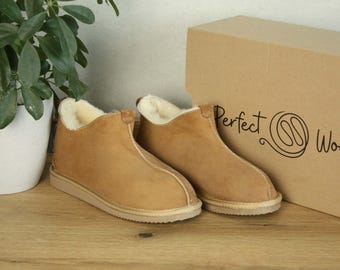 Pantuflas hechas a mano de PIEL DE OVEJA NATURAL. Pantuflas de auténtica piel de oveja: un regalo de Navidad único.
