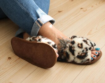 Pantufas femininas juvenis de lã com solado de couro (estampa de leopardo)