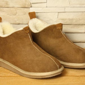Handgemaakte pantoffels van NATUURLIJKE SCHAPENVACHT Pantoffels van echte schapenvacht, een uniek kerstcadeau