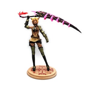 Peut inclure: Une figurine d'action f&eacute;minine aux cheveux blonds et une faux rose et noire. Elle porte une tenue brune et verte avec une armure dor&eacute;e. La figurine est pos&eacute;e sur une base en bois avec un motif rouge et or.