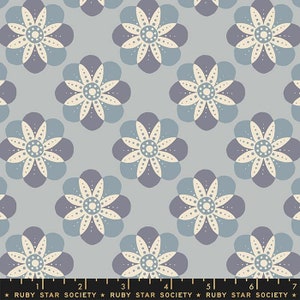 Peut inclure: Un motif floral répété en nuances de bleu, violet et crème sur fond gris. Les fleurs stylisées ont six pétales et un centre pointillé. Le texte "RUBY STAR SOCIETY" est en bas.