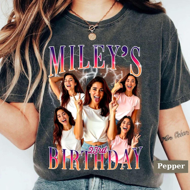 Puede incluir: Camiseta gris oscuro con un gr&aacute;fico que dice "MILEY'S 23rd BIRTHDAY" en una fuente degradada. El gr&aacute;fico incluye m&uacute;ltiples im&aacute;genes de una mujer en varias poses. La palabra "Pepper" est&aacute; en la esquina inferior derecha.