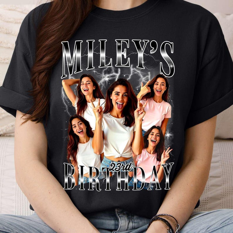 Puede incluir: Camiseta negra con un gr&aacute;fico plateado estilizado que dice "MILEY'S 23rd BIRTHDAY". El dise&ntilde;o incorpora m&uacute;ltiples im&aacute;genes de una mujer, cada una mostrando diferentes gestos con las manos y expresiones faciales, con acentos de rayos.