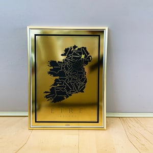 Carte de l'Irlande dorée et noire, format A3, carte de l'Irlande en feuille d'or en édition limitée, collection Golden 03. Comtés d'Irlande, impression Gaeilge