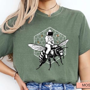 Funny Beekeeper Riding Bee T-Shirt - Honeycomb Apiculture Gift
