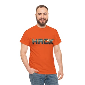 Camiseta naranja con logo de camuflaje metálico HACK – Camiseta de depuración para programadores técnicos