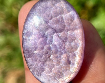 Handgefertigter Lepidolith Cabochon: Edelstein Lila Glimmer (33X 23 MM)