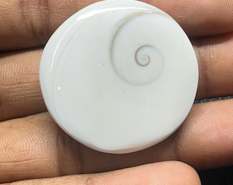 Natuurlijke cabochon met Shiva-oogschelp: edelsteen voor het maken van sieraden (101 kt, 36 x 35 mm)