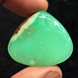 Chrysoprase Cabochon: Natural Green Gemstone Pendant (43Cts, 29x34mm)