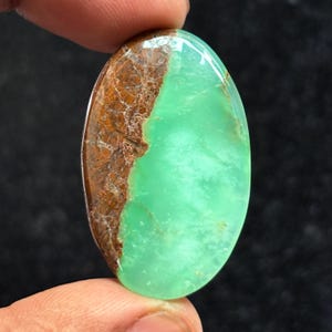 Chrysoprase Cabochon: Natural Green Gemstone Pendant (42Cts, 39x24mm)