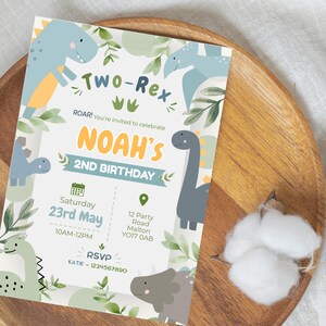 Peut inclure: Une invitation d'anniversaire sur le thème des dinosaures avec le texte "Two-Rex" et "Noah's 2nd Birthday". L'invitation est ornée de dinosaures et de feuillages verts et bleus. La date est le "23 mai" et l'heure est de 10h à 12h.