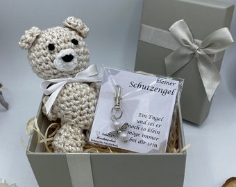 Süßer gehäkelter Teddybär mit handgemachtem Schutzengel mit Geschenkbox