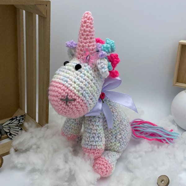 Einhorn Kuscheltier aus Wolle gehäkelt