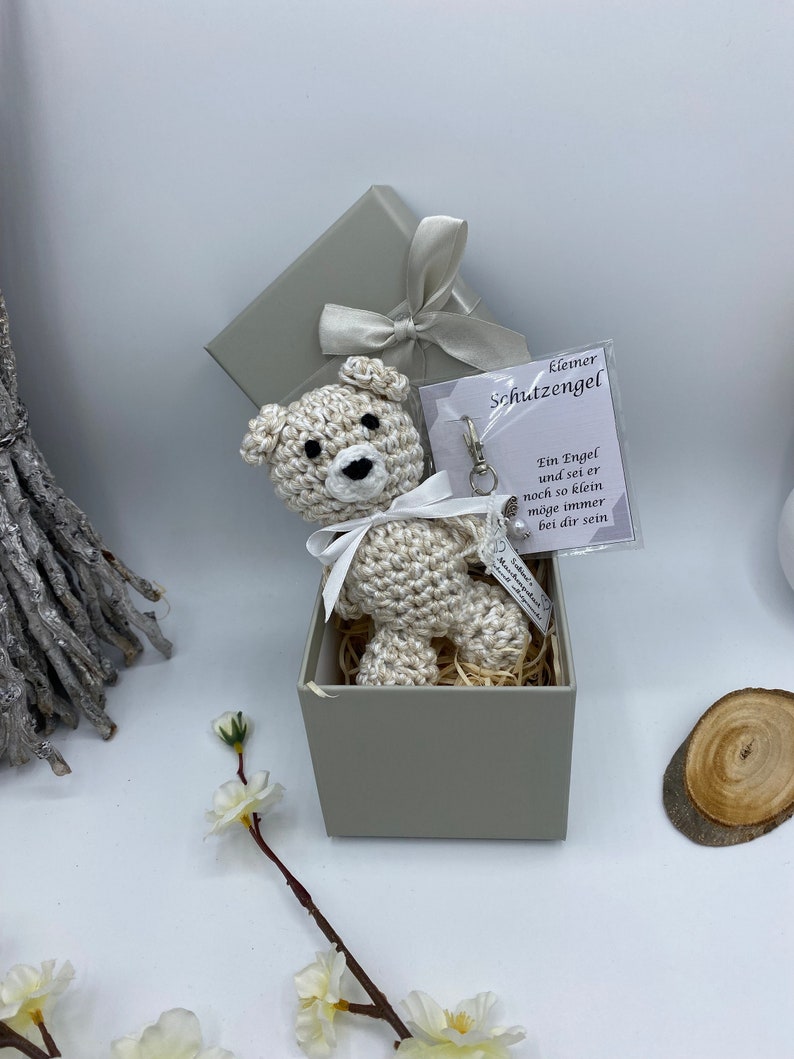 Süßer gehäkelter Teddybär mit handgemachtem Schutzengel mit Geschenkbox Bild 5