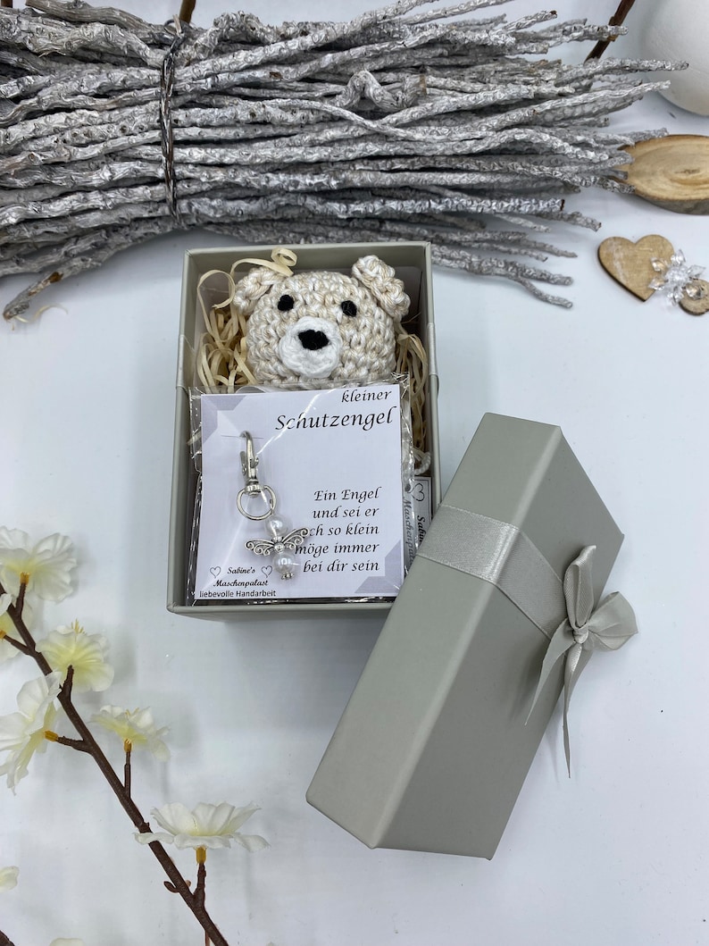 Süßer gehäkelter Teddybär mit handgemachtem Schutzengel mit Geschenkbox Bild 6