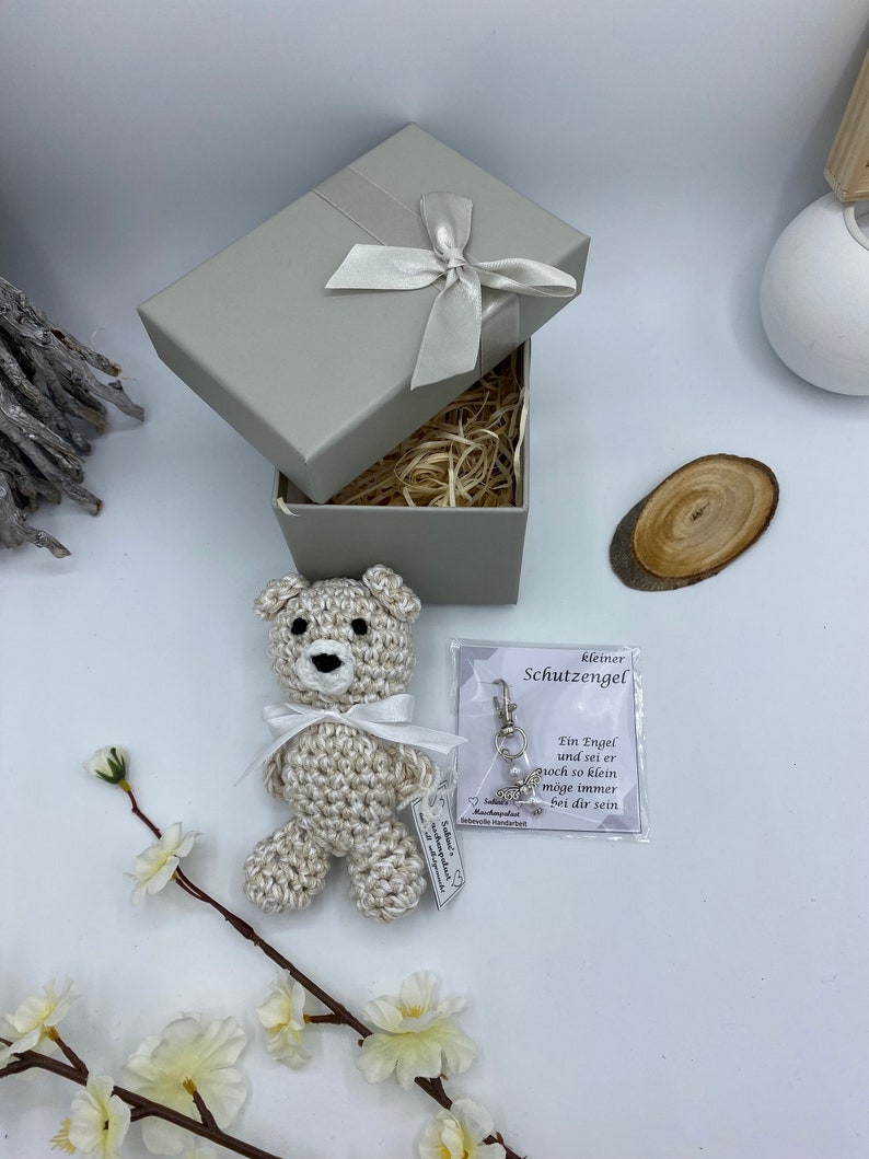 Süßer gehäkelter Teddybär mit handgemachtem Schutzengel mit Geschenkbox Bild 3