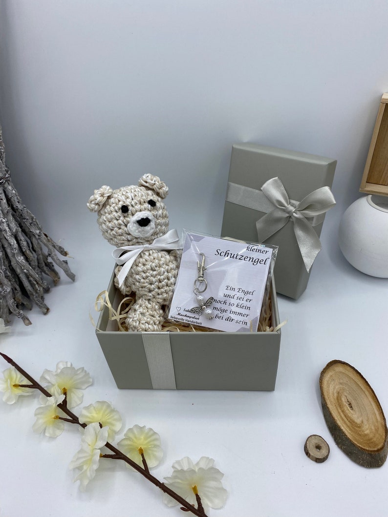 Süßer gehäkelter Teddybär mit handgemachtem Schutzengel mit Geschenkbox Bild 1