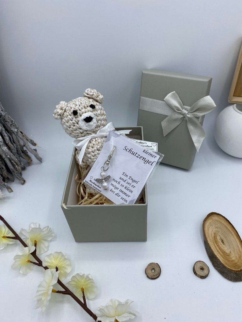 Süßer gehäkelter Teddybär mit handgemachtem Schutzengel mit Geschenkbox Bild 4