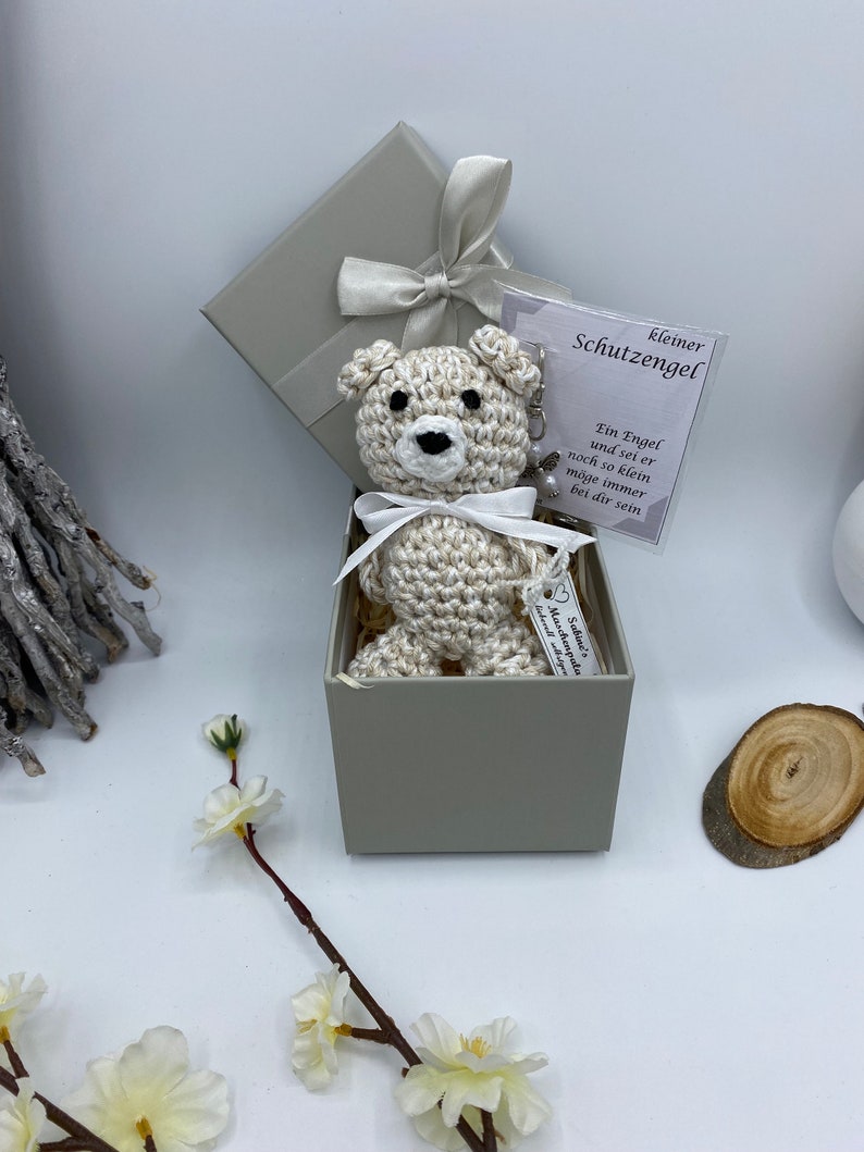 Süßer gehäkelter Teddybär mit handgemachtem Schutzengel mit Geschenkbox Bild 2