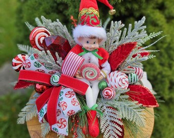 Weihnachts-Elf-Tischdekoration mit Schlitten, verspieltem Pfefferminz-Arrangement, rot-weißer Festtags-Tischdeko
