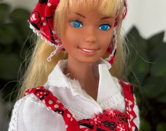 Muñeca Barbie Beauty Secrets de 1979 con blusa, jersey y bufanda con estampado de pañuelo rojo vintage de Best Buy Fashion, vestido rojo, n.° 74