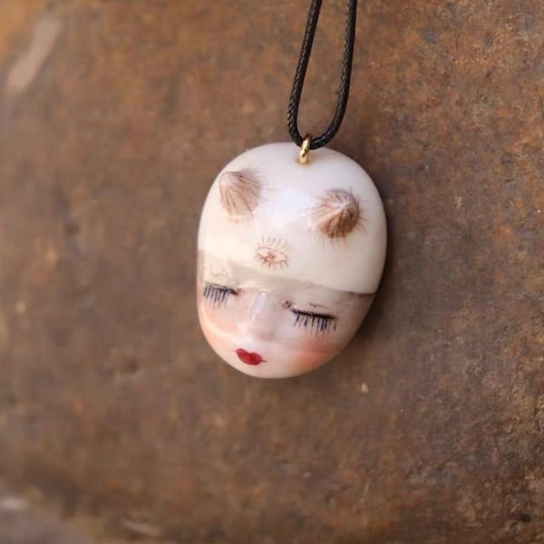 Design original, nouvelle poupée à trois yeux en céramique peinte à la main avec pendentif, cadeaux créatifs