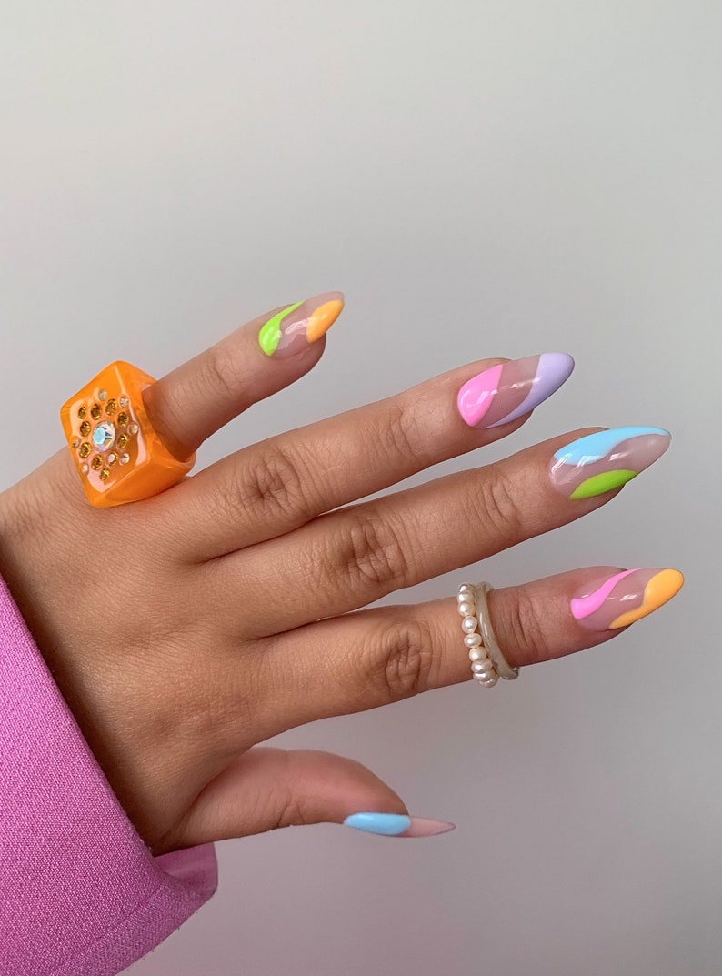 LOLA ABSTRACT press on nails Reusable press on nailsMinimal image 1