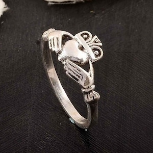 Anillo Claddagh celta de plata, anillo Claddagh de plata, anillo Claddagh sencillo, anillo celta irlandés, anillo Claddagh de corazón, anillo Claddagh para pedir matrimonio a una mujer.