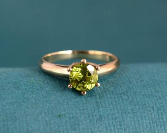 Anello in oro con peridoto, solitario in peridoto verde naturale, delicata fascia in oro, anello con pietra portafortuna di agosto, anello impilabile minimalista, regalo per lei