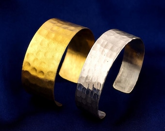 Gehämmertes Gold-Manschettenarmband, breiter Statement-Schmuck, Gold-Armreif, verstellbare Armmanschette, strukturiertes Boho-Geschenk, handgefertigtes Boho-Accessoire