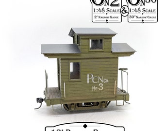 Peut inclure: Un wagon de train miniature en bois vert avec un toit en pointe et une petite coupole. Le wagon est étiqueté "PCN Co. No. 3" et est un "Peaked Bobber" de 12 pieds. Le wagon est conçu pour être utilisé avec des trains miniatures à l'échelle 1:48.