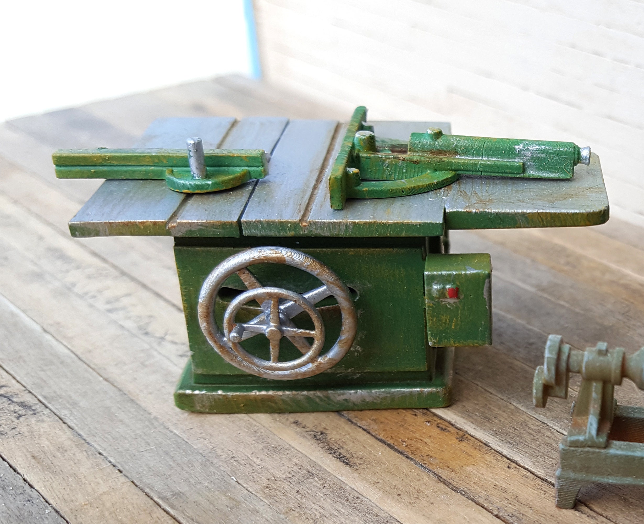 unpainted resin 1:48 Scale 1920's Table Saw Kit