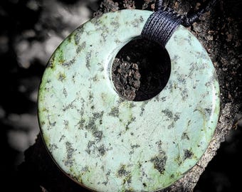 Collar con colgante de disco Pounamu de piedra verde de Nueva Zelanda (N462)