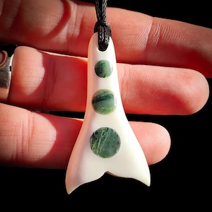 Collar con colgante de jade y hueso tallado en forma de cola de ballena - Inspirado en la cultura maorí de Nueva Zelanda