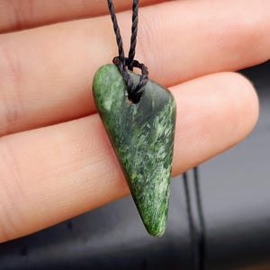 New Zealand Greenstone Pounamu Pendant Necklace (AJJC2288)