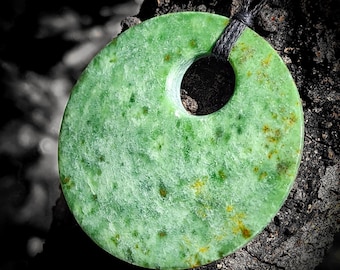 Collar con colgante de disco Pounamu de piedra verde de Nueva Zelanda (N430)