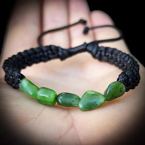 Pulseira de macramê de jade natural com formato irregular