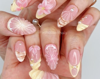 Muschel und Zitruspresse auf Nägel mit 3D Blumen und Perlen