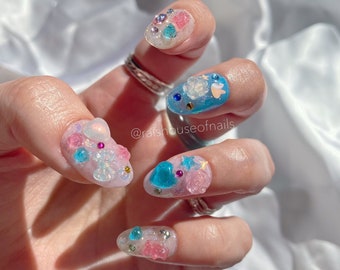 かわいいジェリータイプのつけ爪（3Dハート型ジェムとフラワーチャーム