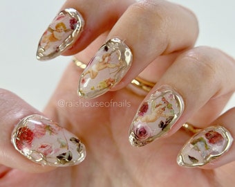Uñas postizas Cupido y Rosas con marcos cromados dorados, set de gel hecho a mano