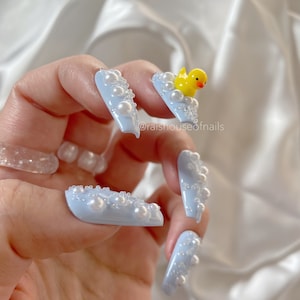 Badeend pers op nagels, nagels met bedels, Koreaanse nagels, nepnagels, kawaiinagels, Japanse nagels, 3D-nagelkunst