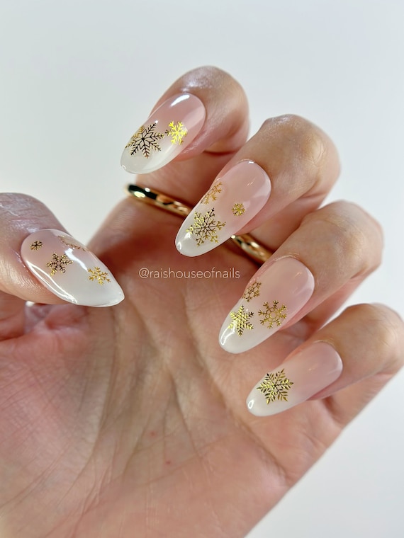 75 Festive Gold Christmas Nail Art and Nail Designs To Wear 2024 | Sarah  Scoop