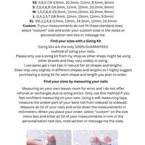 Puede incluir: Una gu&iacute;a de tallas de u&ntilde;as con texto que detalla las tallas est&aacute;ndar en mil&iacute;metros (mm) para XS, S, M, L y XL. Tambi&eacute;n se proporcionan instrucciones sobre c&oacute;mo medir las u&ntilde;as para tallas personalizadas. La imagen incluye una foto de un dedo que se est&aacute; midiendo.