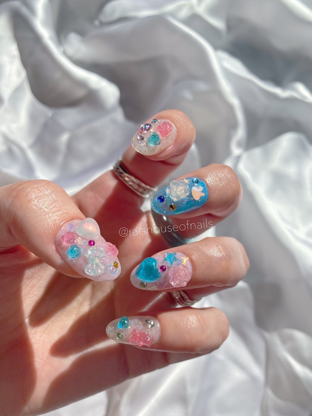 かわいいジェリータイプのつけ爪（3Dハート型ジェムとフラワーチャーム
