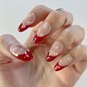 Weihnachtspresse auf Nägel, French Tip Nägel, Perlennägel, Künstliche Nägel, Festliche Nägel, Rote Nägel, Gefälschte Nägel