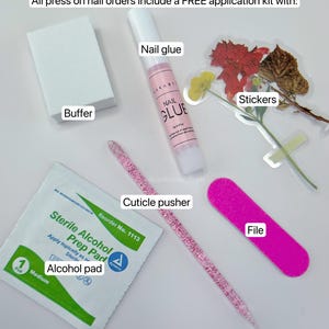 Puede incluir: Un kit de aplicaci&oacute;n de u&ntilde;as con una lima de u&ntilde;as rosa, una esponja, pegamento para u&ntilde;as, pegatinas, un empujador de cut&iacute;culas y una almohadilla con alcohol. El kit incluye una lima de u&ntilde;as rosa y un tubo de pegamento para u&ntilde;as.