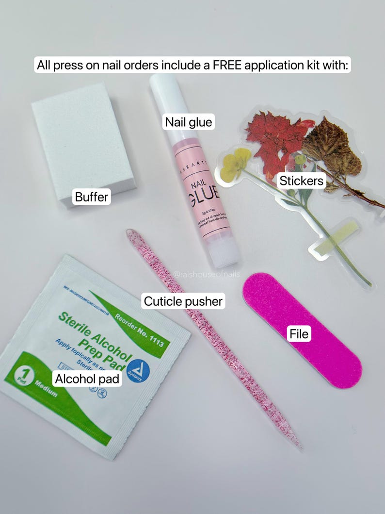 Puede incluir: Un kit de aplicaci&oacute;n de u&ntilde;as con una lima de u&ntilde;as rosa, una esponja, pegamento para u&ntilde;as, pegatinas, un empujador de cut&iacute;culas y una almohadilla con alcohol. El kit incluye una lima de u&ntilde;as rosa y un tubo de pegamento para u&ntilde;as.